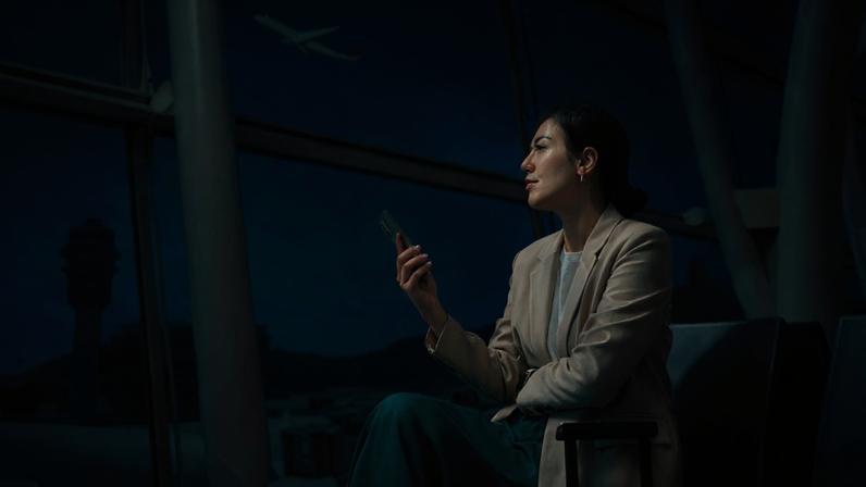 Mulher aguarda em aeroporto