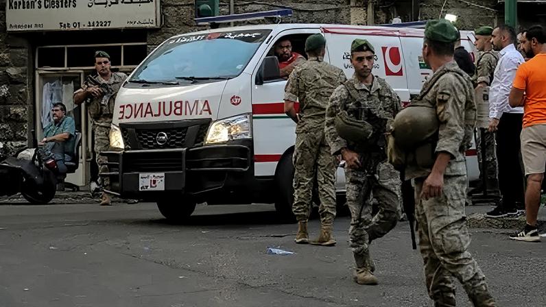 Soldados do Exército libanês protegem área para uma ambulância entrar nas dependências do hospital da Universidade Americana