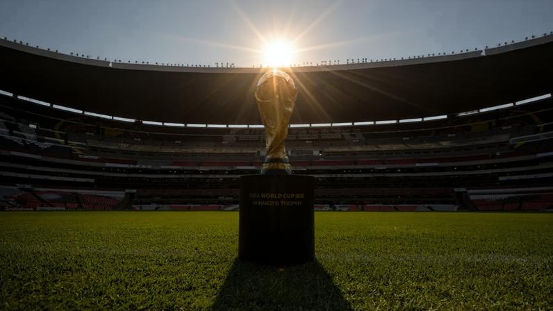 Taça da Copa do Mundo no Estádio Azteca, no México (Manuel Velasquez - FIFA/FIFA/Getty Images)