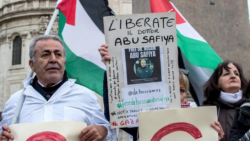 Manifestantes pedem a liberdade de Hussam Abu Safiya, diretor do hospital Kamal Adwan e preso por Israel em 2024