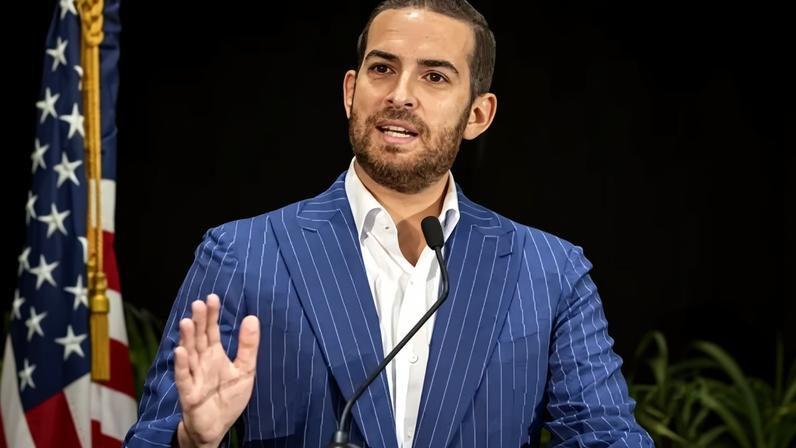 Daniel Perez, palestrante designado da Flórida, discursa para os participantes durante a Florida's Future Conference no Centro Estudantil Shalala da Universidade de Miami, em 28 de setembro de 2023, em Coral Gables, Flórida.