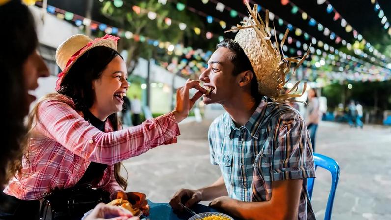 Casal em festa junina