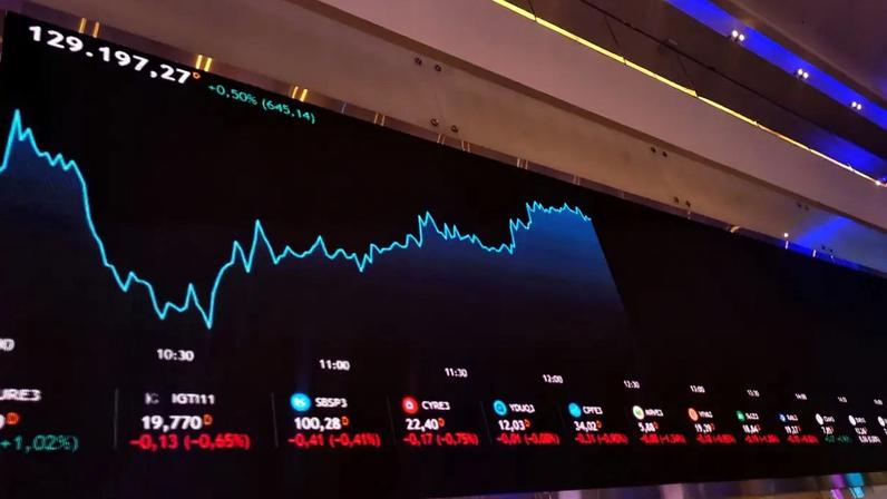 Um painel eletrônico exibe informações sobre as recentes flutuações dos índices de mercado na Bolsa de Valores B3 em São Paulo, Brasil, em 7 de abril de 2025 (Cris Faga/NurPhoto via/Getty Images)