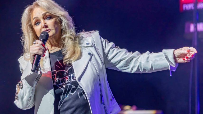 A cantora britânica Bonnie Tyler durante apresentação em 3 de maio de 2025, em Berlim, Alemanha (Jakubaszek/Redferns/Getty Images)