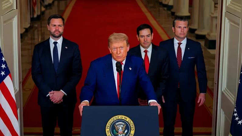 Da esquerda para a direita: vice-presidente dos EUA, JD Vance, o presidente dos EUA, Donald Trump, Marco Rubio, secretário de Estado dos EUA, e Pete Hegseth, secretário de Defesa dos EUA, durante um discurso no Salão Leste da Casa Branca, em Washington (Carlos Barria/Reuters/Bloomberg/Getty Images)