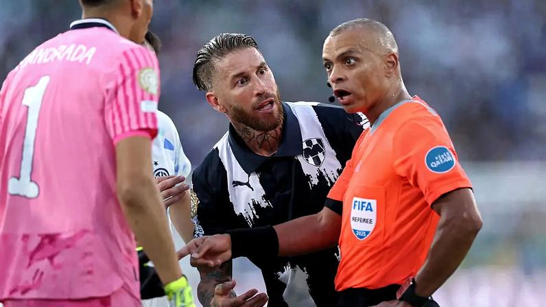 Wilton Pereira Sampaio é cercado por Sergio Ramos e pelo goleiro Andrada, do Monterrey, no jogo contra a Inter de Milão - (Stu Forster/Getty Images)