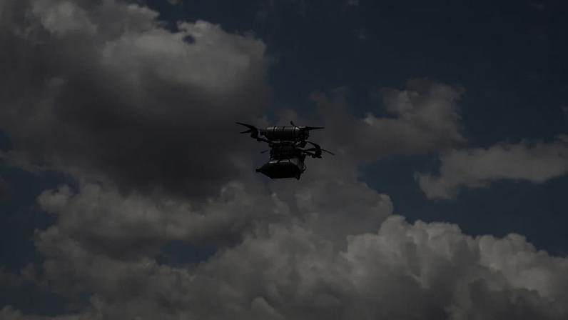 Drone sobrevoando o céu de Donetsk, na Ucrânia. Equipamento se tornou peça-chave na guerra entre Kiev e Moscou.