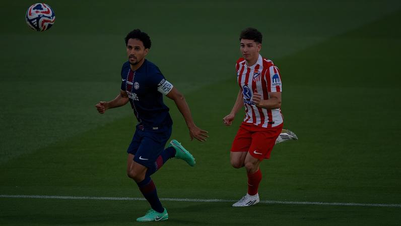 Marquinhos, do PSG e da seleção brasileira, é seguido de perto por Julián Alvarez, do Atlético de Madri e da seleção argentina - (Seth Greenberg/ISI Photos/ISI Photos/Getty Images)