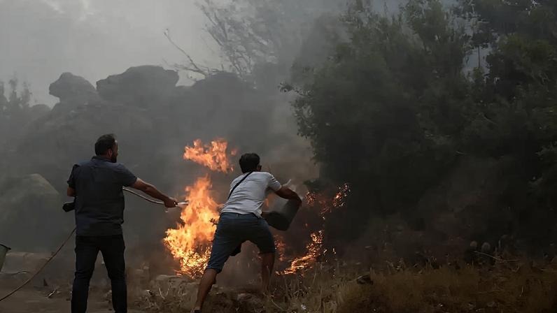 Bombeiros e moradores combatem incêndios florestais na planície de al-Ghab, na zona rural de Hama, em meio a uma onda de calor extremo que atingiu várias províncias do país