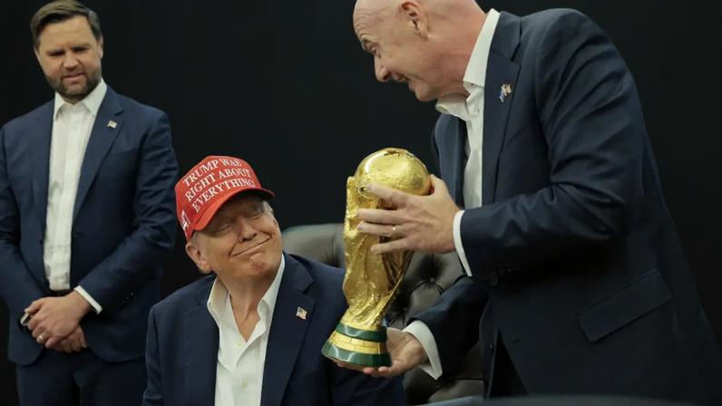 Donald Trump recebeu visita do presidente da Fifa, Gianni Infantino, que trouxe a taça da Copa do Mundo à Casa Branca