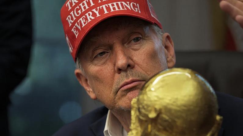 Donald Trump com a taça da Copa do Mundo