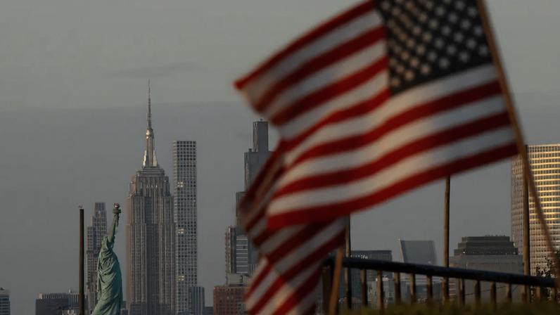 A divulgação ocorre um dia depois de o secretário do Tesouro dos Estados Unidos, Scott Bessent, afirmar que a economia americana pode voltar a crescer 3% até o fim deste ano. (Gary Hershorn/Getty Images)
