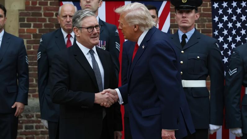 O primeiro-ministro do Reino Unido, Keir Starmer, recebe o presidente dos EUA, Donald Trump, em Chequers, a casa de campo do premiê, em Aylesbury, Inglaterra. 18/09/2025