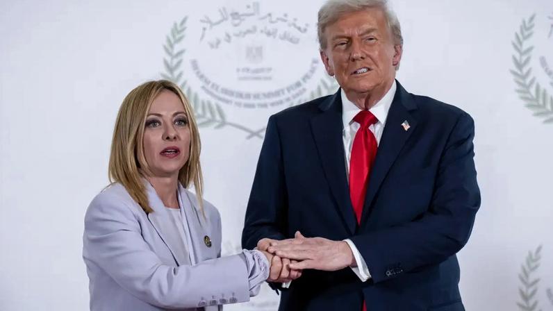A primeira-ministra da Itália, Giorgia Meloni (esq.), e o presidente dos Estados Unidos, Donald Trump (Michael Kappeler/picture alliance/Getty Images)