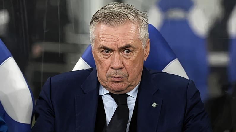 Carlo Ancelotti durante a derrota do Brasil para o Japão