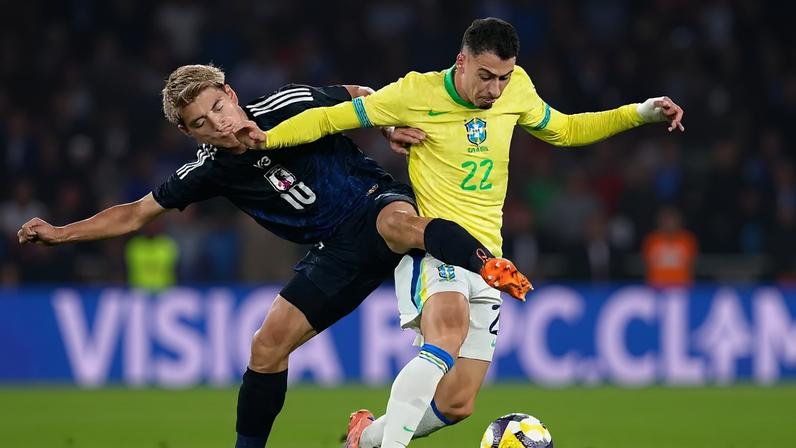 AMISTOSO - Gabriel Martinelli, do Brasil, disputa bola com Ritsu Doan, do Japão: seleção canarinho não teve grande resistência - (Toru Hanai/Getty Images)