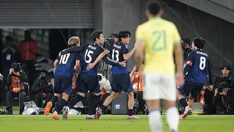Japão comemorando virada sobre o Brasil