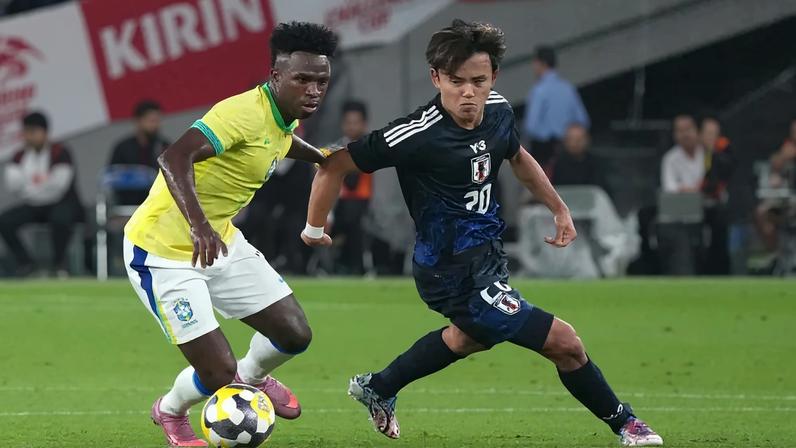 Vinícius Jr. e Kubo em amistoso entre Brasil e Japão em outubro de 2025