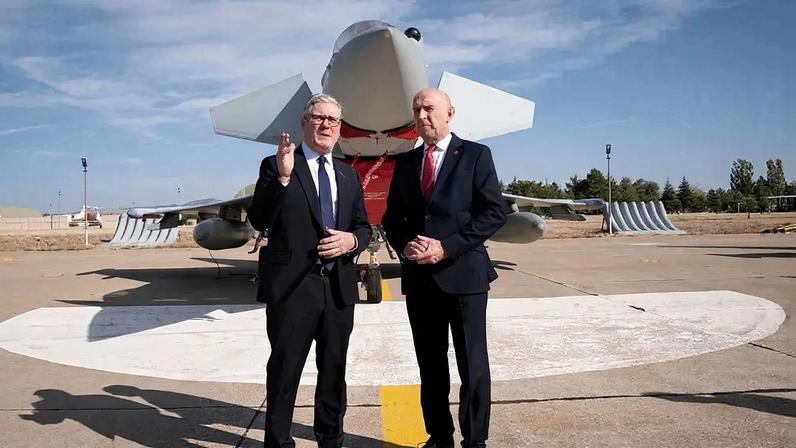 O primeiro-ministro do Reino Unido, Keir Starmer (esq.) e o secretário de Defesa John Healey posam em frente a um caça Typhoon britânico na base aérea de Tusas, durante uma visita à Turquia. 27/10/2025 - (Stefan Rousseau - WPA Pool/Getty Images)