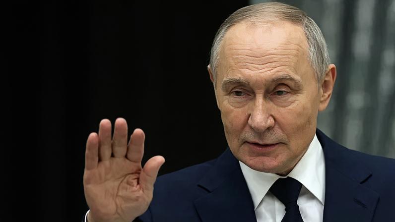 O presidente russo Vladimir Putin gesticula durante uma cerimônia de premiação no Kremlin, em 24 de dezembro de 2025, em Moscou, Rússia. Putin premiou quatro dezenas de artistas, atores, diretores de cinema, empresários e outras personalidades antes das comemorações do Ano Novo de 2025