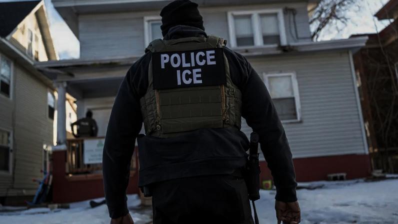 O Serviço de Imigração e Alfândega (ICE, na sigla em inglês) dos Estados Unidos. (Victor J. Blue/Bloomberg/Getty Images)
