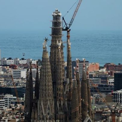 Papa Leão abençoa a Sagrada Família; Frieze London divulga expositores