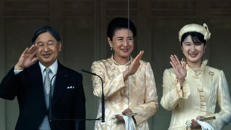 Da esquerda para direita, o imperador Naruhito, a imperatriz Masako e a princesa Aiko acenam para uma multidão em Tóquio, no Japão. 23/02/2026 (Tomohiro Ohsumi/Getty Images)