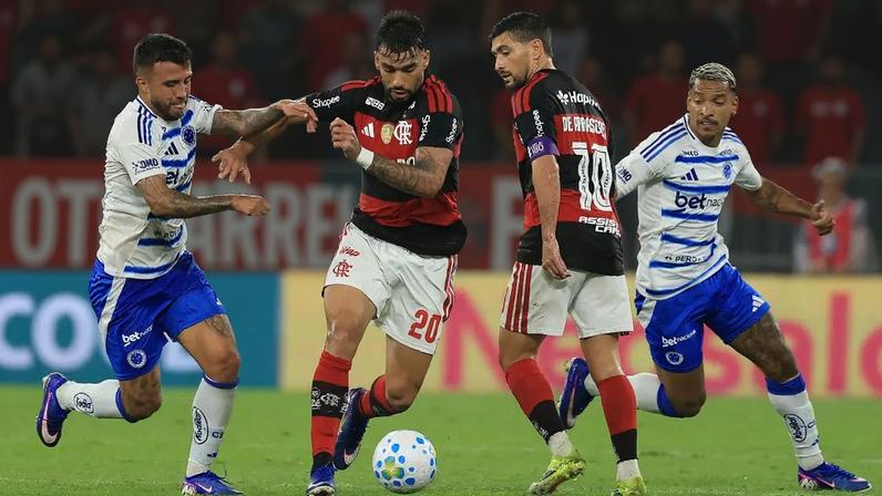 Lucas Paquetá e Giorgian de Arrascaeta em jogo contra o Cruzeiro (Wagner Meier/Getty Images)