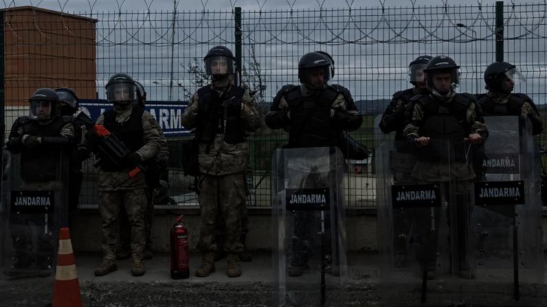 Policiais turcos em Istambul. 09/03/2026 - (Burak Kara/Getty Images)