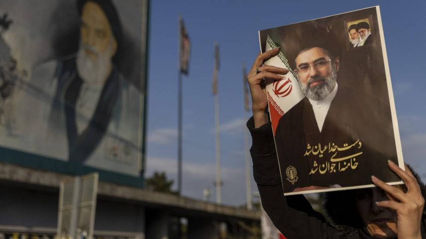 Mulher iraniana segura cartaz com a foto do líder supremo do Irã, aiatolá Mojtaba Khamenei - 09/04/2026 (Majid Saeedi/Getty Images)