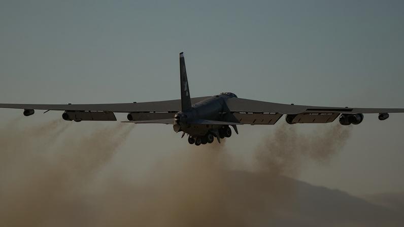 Um bombardeiro Boeing B-52 Stratofortress logo após decolar da base aérea da RAF em Fairford, Inglaterra, em 15 de março de 2026