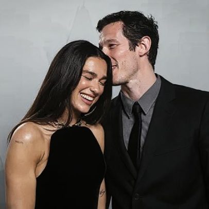 Dua Lipa e Callum Turner são vistos se beijando na lua de mel