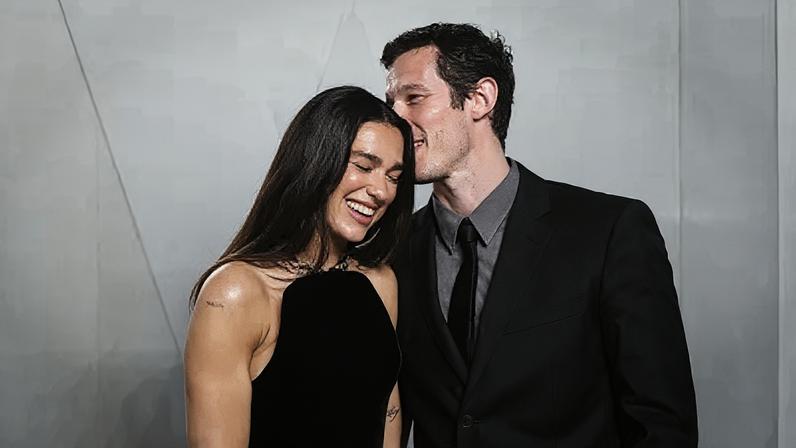 Dua Lipa e Callum Turner em evento