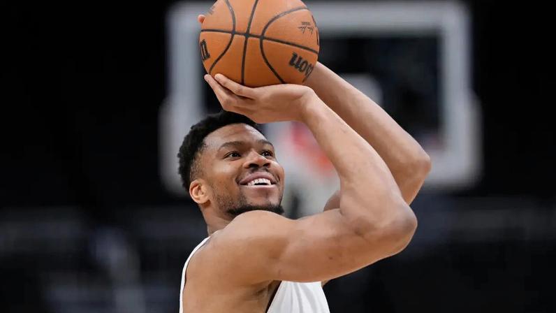 Giannis Antetokounmpo aquecendo antes do jogo
