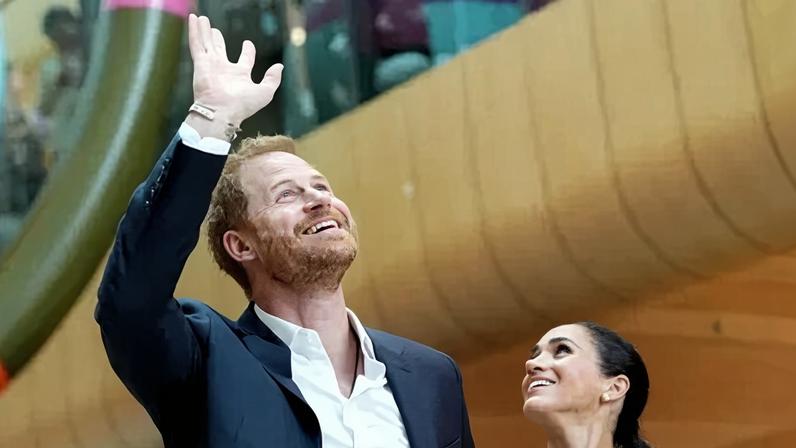 MELBOURNE, AUSTRÁLIA - 14 DE ABRIL: O Príncipe Harry, Duque de Sussex, acena para crianças e suas famílias durante uma visita ao Hospital Infantil Real em 14 de abril de 2026, em Melbourne, Austrália. O Duque e a Duquesa de Sussex estão em uma visita de quatro dias à Austrália, com compromissos em Melbourne, Canberra e Sydney. (Foto de Asanka Ratnayake/Getty Images)