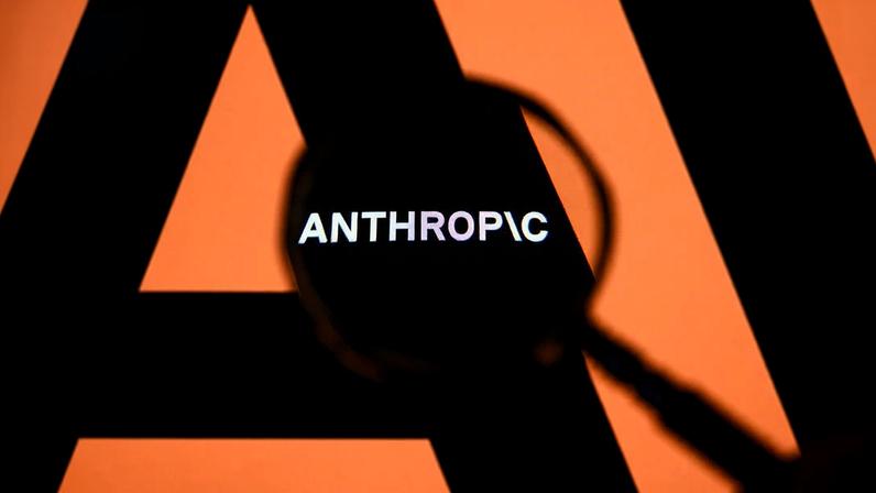 Foto de lupa com logo da Anthropic em foco (Samuel Boivin/NurPhoto/Getty Images)