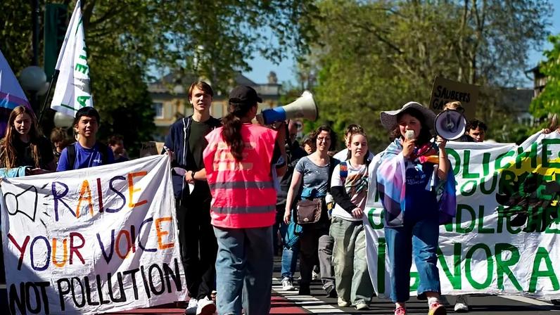 Centenas de ativistas climáticos participam de uma manifestação do movimento Fridays for Future no Hofgarten, em Bonn, Alemanha, em 24 de abril de 2026 - (Ying Tang/NurPhoto/Getty Images)
