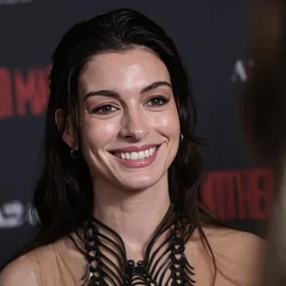 Anne Hathaway anuncia gravidez do terceiro filho em vídeo