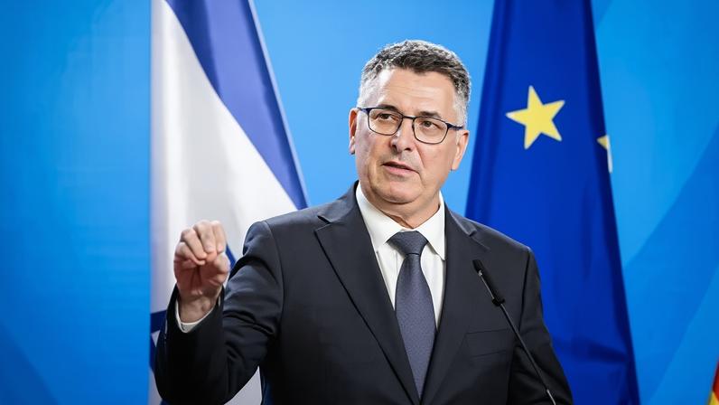 Gideon Saar, Ministro das Relações Exteriores de Israel, discursa durante uma coletiva de imprensa em 5 de maio de 2026 em Berlim, Alemanha. (Foto de Juliane Sonntag/Photothek para o Ministério das Relações Exteriores da Alemanha via Getty Images)