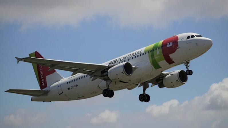 Um voo da TAP Portugal aterrissa no Aeroporto de Lisboa, em Lisboa, Portugal