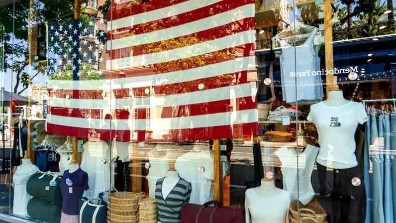 Vitrine de loja nos Estados Unidos. As vendas no varejo do país cresceram acima do esperado em maio