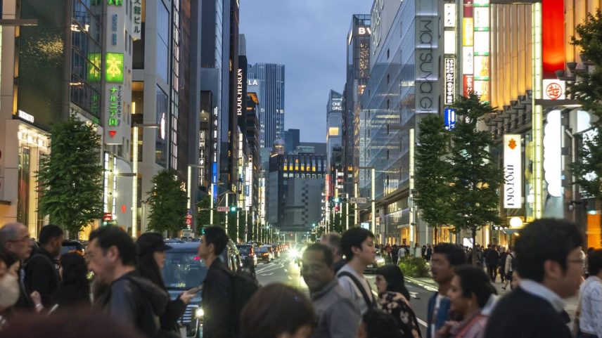 Pedestres caminham por rua comercial em Tóquio; províncias japonesas ampliam verbas para integrar profissionais estrangeiros e mitigar os efeitos do declínio demográfico