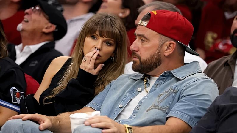 Taylor Swift e Travis Kelce durante jogo dos Cavaliers em Cleveland