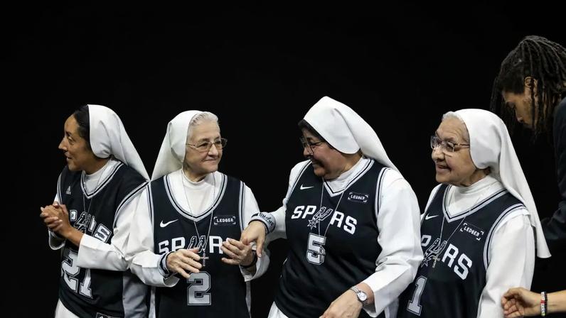 Irmãs salesianas no túnel de entrada dos jogadores na quadra do Frost Bank Center, em San Antonio, no Texas, nos Estados Unidos