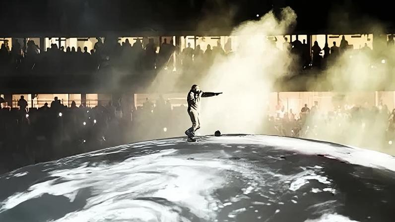 Kanye West se apresenta em nova turnê mundial