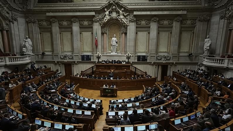 O primeiro-ministro português, Luís Montenegro, gesticula durante a sessão de perguntas e respostas no Parlamento, em 27 de maio de 2026, em Lisboa, Portugal