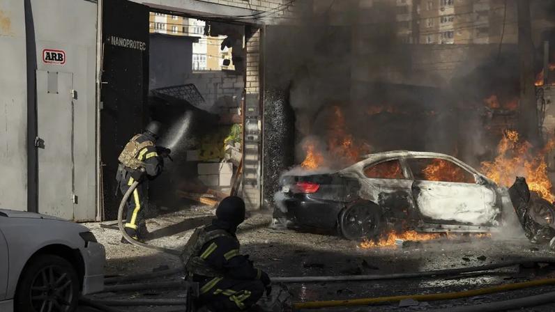 Bombeiros tentam apagar incêndio causado por ataque russo em Kiev, capital da Ucrânia. 02/06/2026 (Danylo Dubchak/Frontliner/Getty Images)