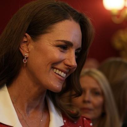 Kate Middleton transforma dois vestidos em mensagens de acolhimento