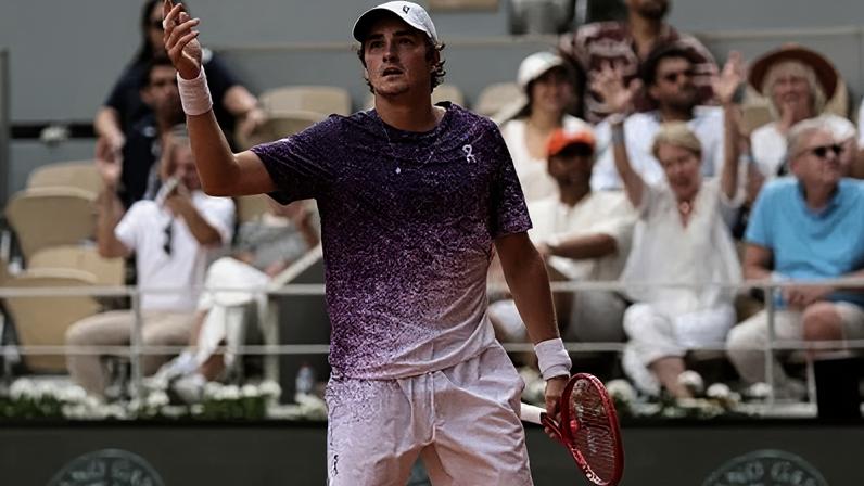 João Fonseca vibrando em ponto vencido no duelo contra Novak Djokovic, válido pela terceira rodada da chave de simples de Roland Garros