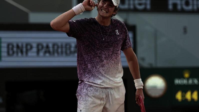 João Fonseca em ação no torneio de Roland Garros (Matthew Stockman/Getty Images)